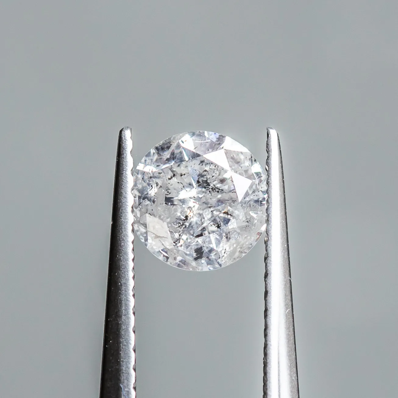 1.02CT ROUND BRILLIANT SALT AND PEPPER DIAMOND, WHITE SILVERY WITH SPECKLES, 6.43X3.96MM